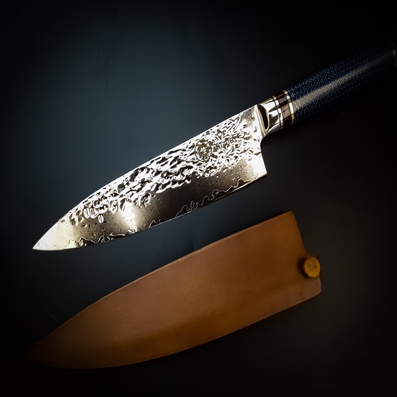 THE SNAKE เป็นเหล็ก damascus 67 layers ด้ามเรซิ่นที่มีเอกลักษณ์ ลายเกล็ดงู พร้อมปลอกไม้